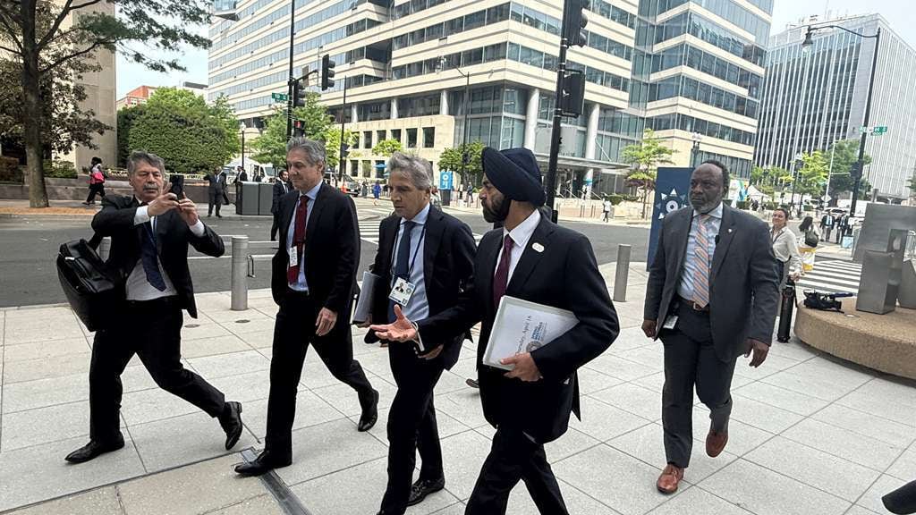 El ministro de Economía, Luis Caputo, mantuvo una reunión este jueves con el presidente del Banco Mundial, Ajay Banga, en Washington