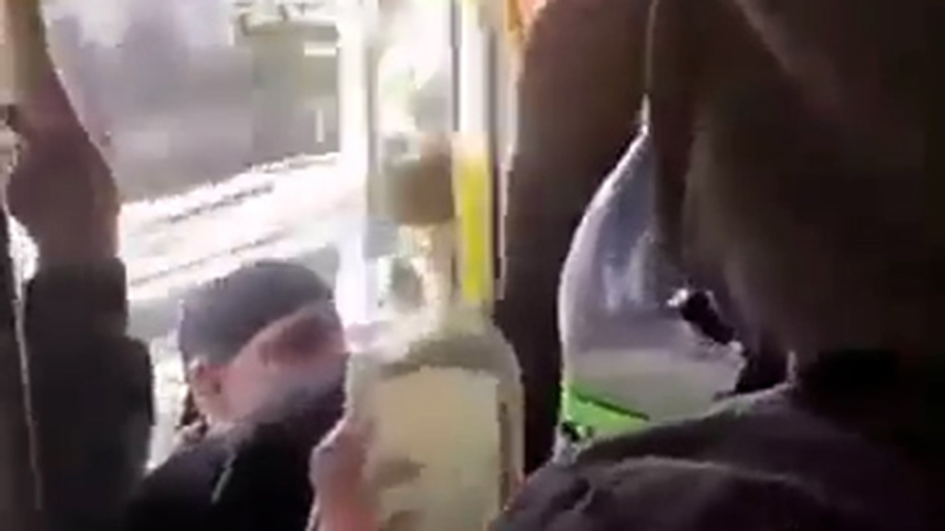 Un grupo de hinchas de Cerro subió a un ómnibus y apuntaron contra el chofer para obligarlo a conducir hasta el destino que pretendían ((@lospibesdelclub22/portalmvd))