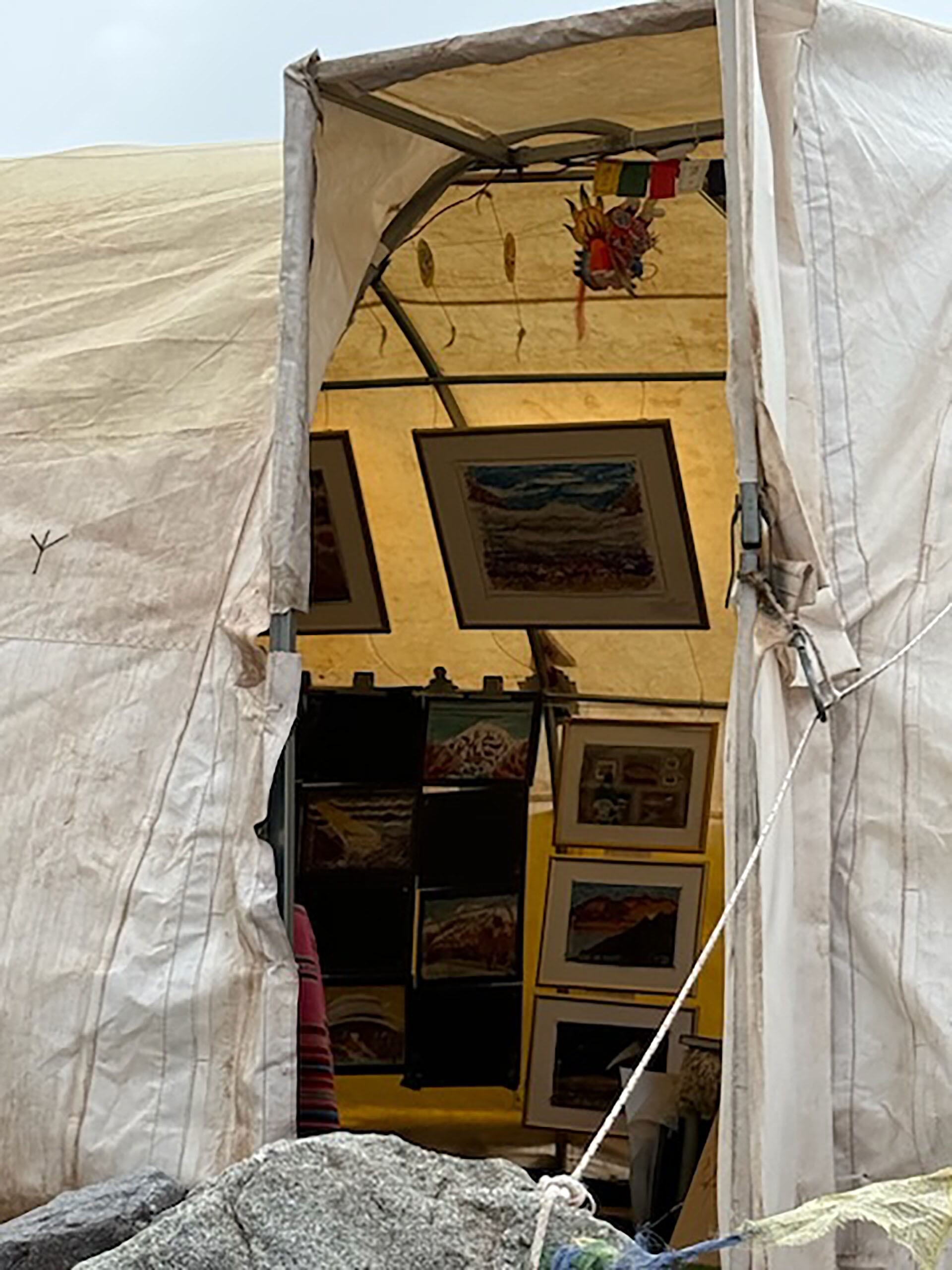 La galería Nautilus presenta paisajes montañosos auténticos, incluida una destacada pintura del muro oeste del Aconcagua al atardecer