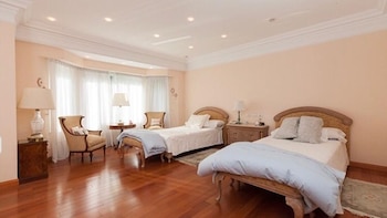 Con luces LED en dormitorios