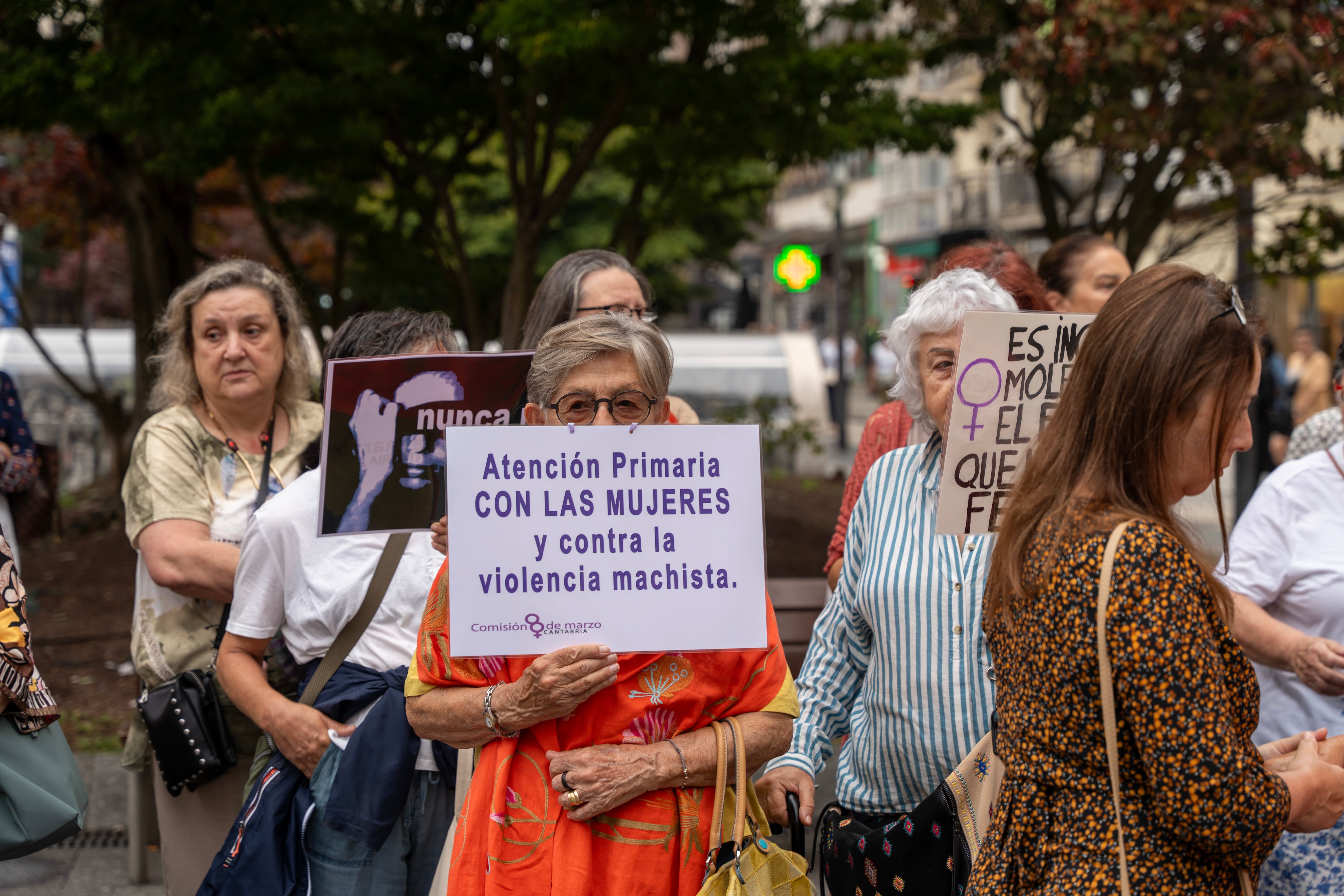 En una concentración en la plaza del Ayuntamiento de Santander, los cántabros han trasladado su consternación y apoyo a la familia y amigos de una de las últimas víctimas de violencia de género. (EFE/Román G. Aguilera)