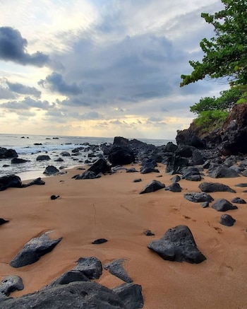 Las playas de arena dorada y roca volcánica de El Salvador
