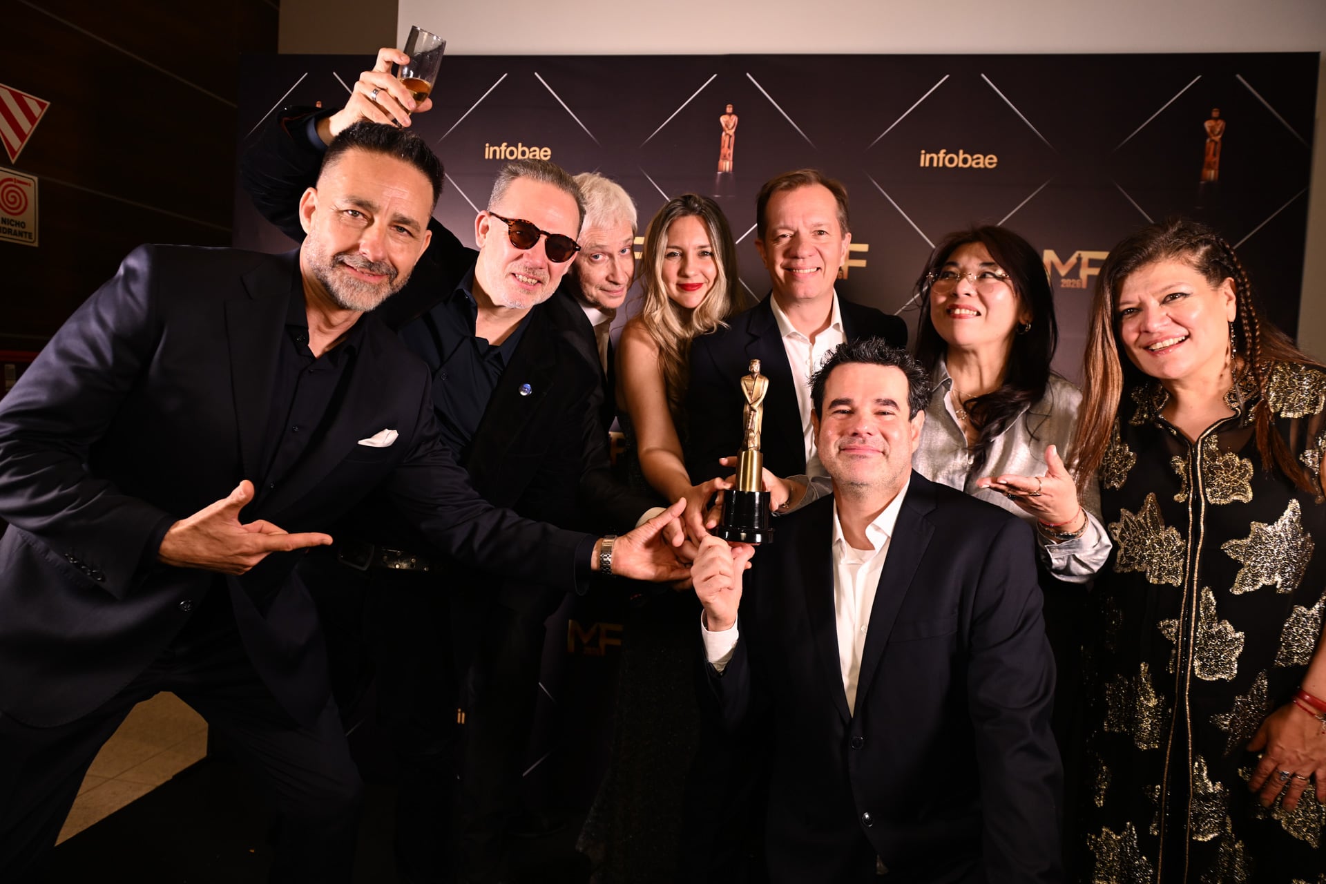 El equipo completo de Reloj de plastilina recibió el Martín Fierro a Mejor programa periodístico vespertino en FM