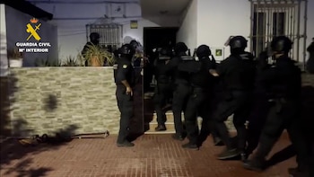 Los agentes entrando en la