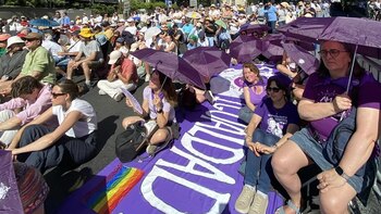 Mujeres católicas se manifiestan durante la misa del papa León XIV en la Plaza de Cibeles: quiénes son y qué reclaman