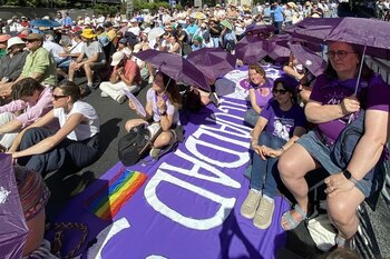 Miembros del colectivo Revuelta de Mujeres en la Iglesia en la misa que el papa León XIV ha ofrecido en la plaza de Cibeles (EFE/Sol Carreras)