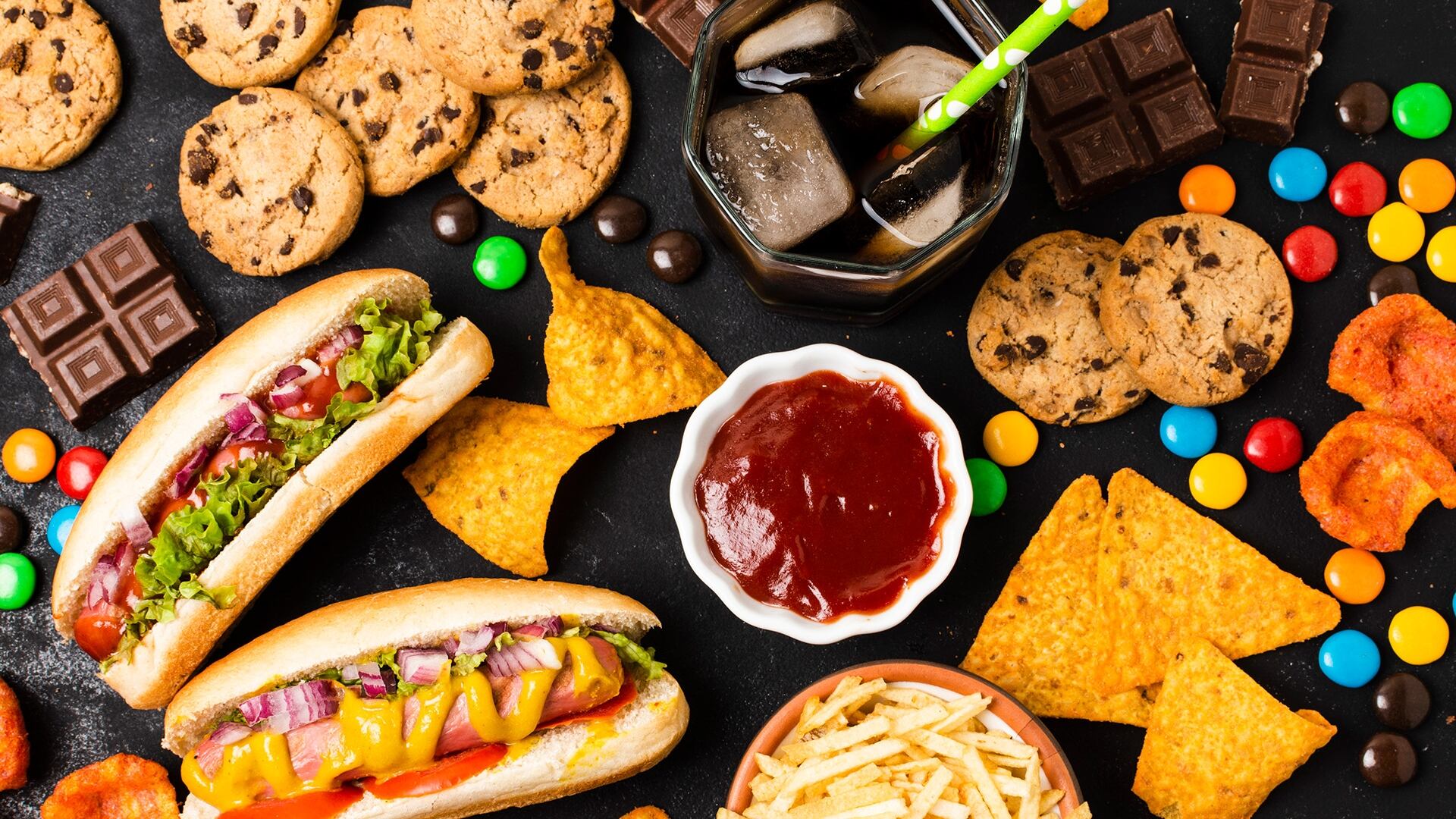 El consumo excesivo de alimentos ultraprocesados con altos niveles de azúcar, grasas y sodio se asocia a obesidad, diabetes y enfermedades cardíacas (Crédito: Freepik)