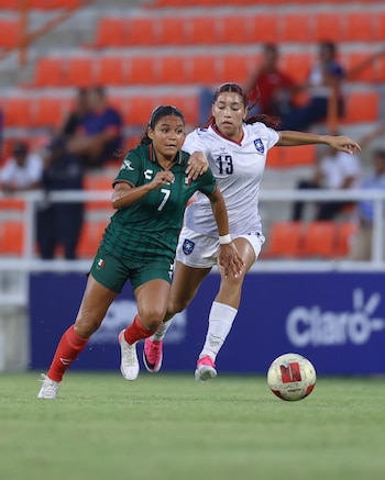 Lourdes Bosch y Fátima Servín mantienen el ritmo del partido con llegadas que la guardameta puertorriqueña Cristina Roque detiene una tras otra. (X/ @Miseleccionfem)