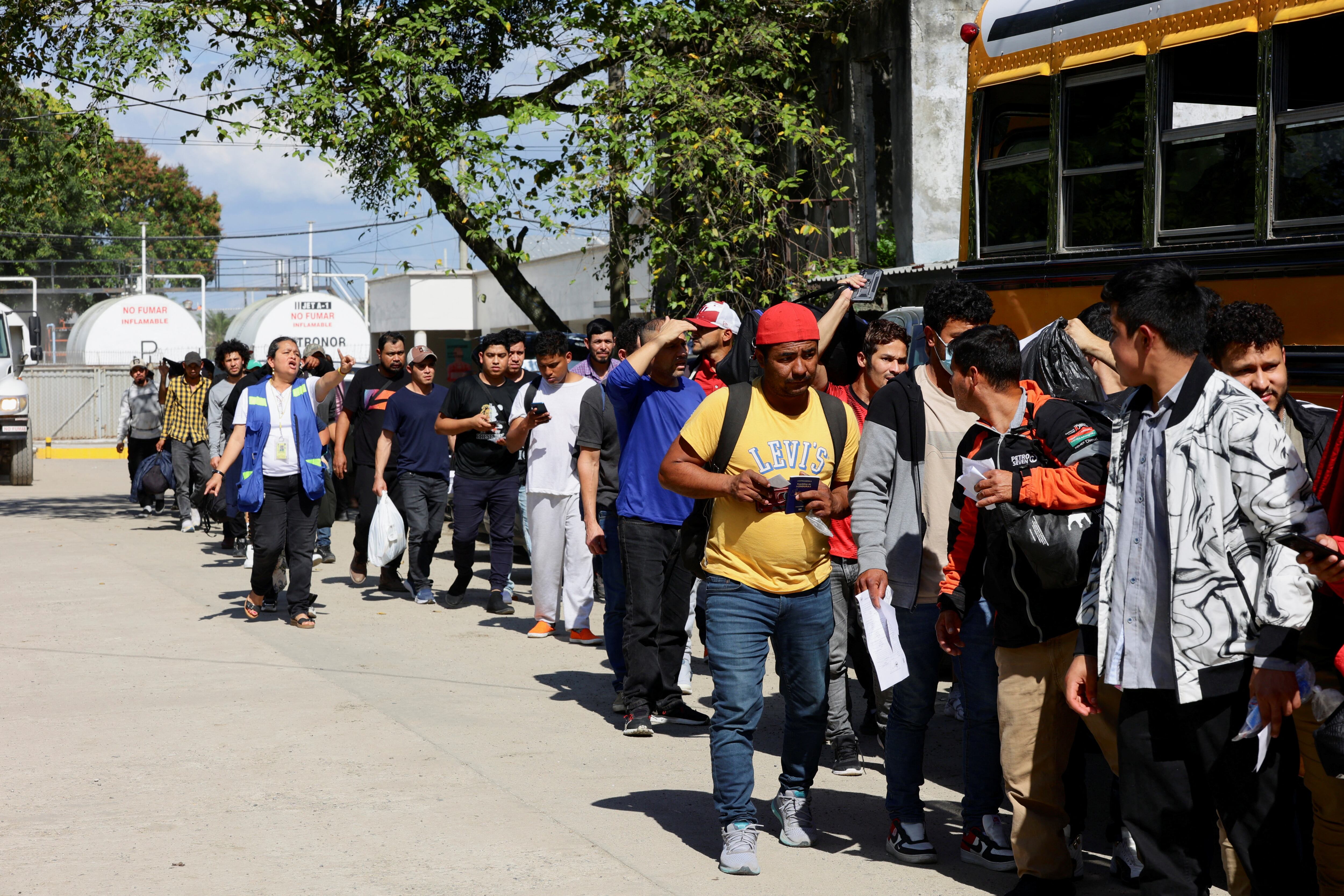 Migrantes hondureños deportados de Estados Unidos esperan en fila para abordar un autobús en el Centro de Atención al Migrante Retornado, en San Pedro Sula, Honduras, el 30 de enero de 2025. REUTERS/Yoseph Amaya