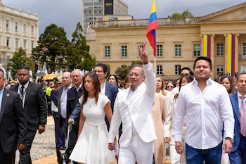 Gustavo Petro se despidió con el gesto de victoria - crédito Andrea Puentes/Presidencia de Colombia