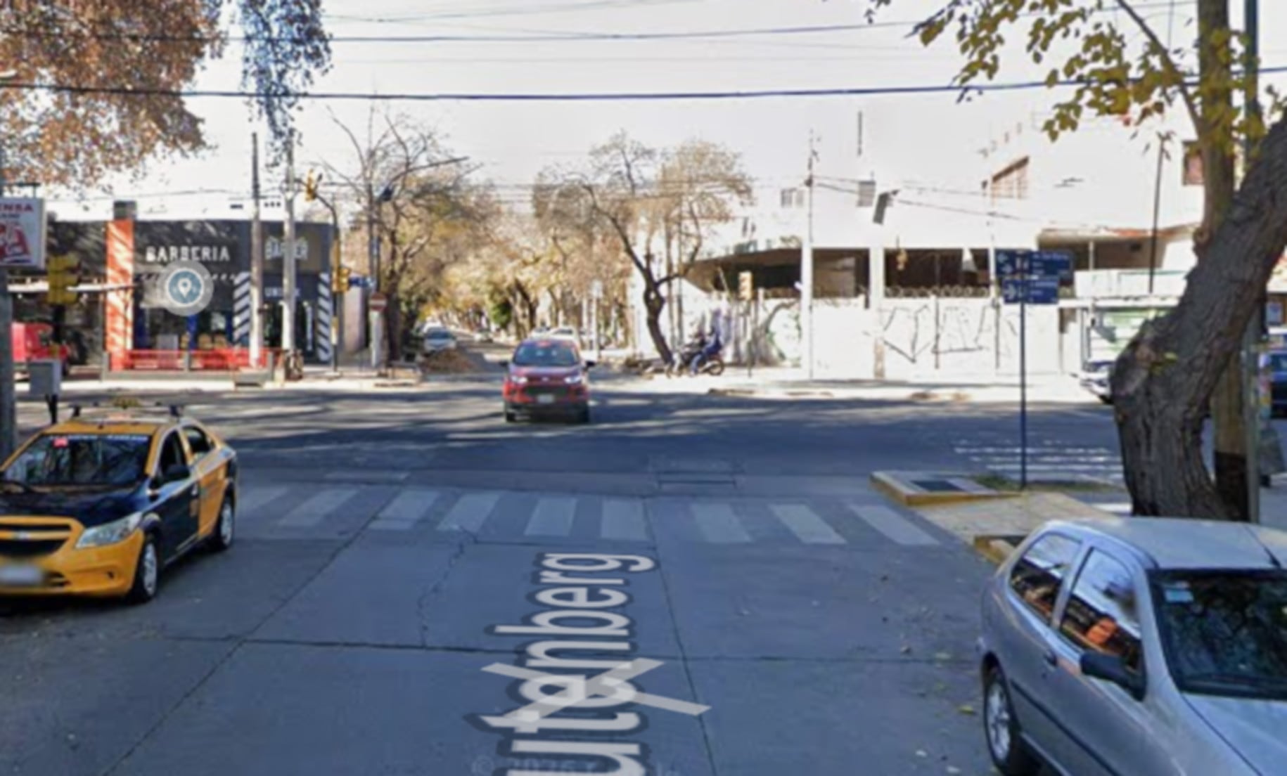 La intersección de la calle Gutemberg con la Avenida San Martín en Mendoza donde una mujer ebria, a contramano y con la licencia inhabilitada chocó contra un patrullero (Google Maps)