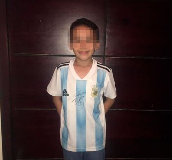 El pequeño aficionado que ofrece