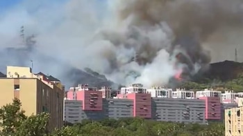 Torre Baró y Ciutat Meridiana quedan confinados por la humareda del incendio de Collserola en Barcelona: ya hay 25 hectáreas afectadas