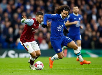Emiliano Buendía brindó la asistencia para el primer gol del Aston Villa (Reuters/Peter Cziborra)
