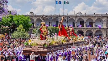 Una multitud acompaña la procesión