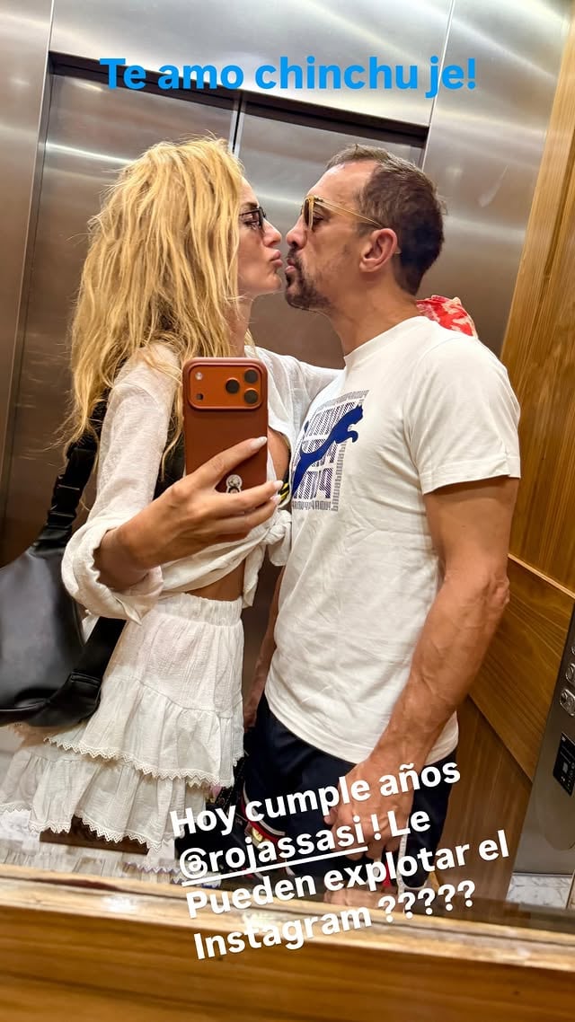 José Chatruc y Sabrina Rojas, la pareja del momento, comparten un apasionado beso en un ascensor, formalizando su amor mientras celebran el cumpleaños de la actriz en un momento íntimo capturado por ella misma.