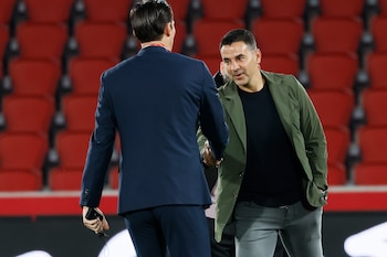 El entrenador mexicano dominó al líder de LaLiga desde el primer tiempo del partido. EFE/CATI CLADERA