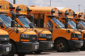 Autobuses escolares (AP foto/Charles Krupa)