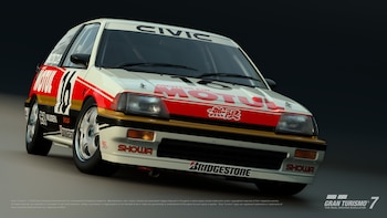 Automóvil blanco de carreras con adhesivos de patrocinadores sobre un fondo oscuro y el logotipo de Gran Turismo 7 en la esquina inferior
