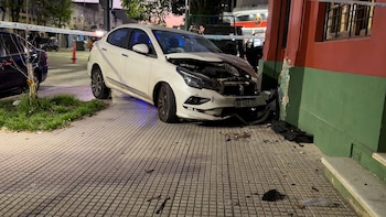 Madrugada accidentada: un conductor ebrio chocó contra un comercio y una camioneta impactó a dos vehículos estacionados