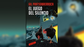 Portada del libro 'El Juego del Silencio' de Gil Pratsobreroca, con dos gallinas negras en primer plano frente a una casa por la noche