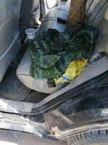 Tanto la camioneta como chalecos