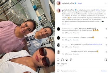 Yarita Lizeth, Dina Páucar y Rubén Sánchez posan sonrientes para una selfie al aire libre. Las tres personas aparecen de cerca, felices y mirando a la cámara