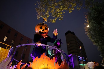 Las celebraciones de Halloween se realizan el sábado 31 de octubre sin alteraciones en sus horarios de la tarde y la noche. (REUTERS/Andrew Kelly)