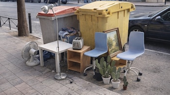 “Si veo cosas que están bien, me las llevo”: la segunda vida de los objetos que tiran a la basura