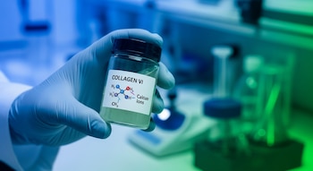 Mano enguantada sujeta un frasco de vidrio con una etiqueta que muestra la fórmula de Colágeno VI e iones de calcio. Hay instrumentos de laboratorio desenfocados en el fondo.