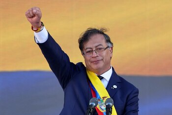 El presidente de Colombia, Gustavo Petro, gesticula durante la ceremonia de posesión en la Plaza Bolívar, en Bogotá, Colombia, 7 de agosto, 2022. REUTERS/Luisa González