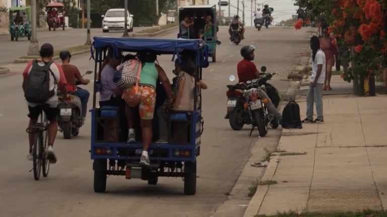 Ante el desplome del sistema público, los cubanos han buscado alternativas por cuenta propia