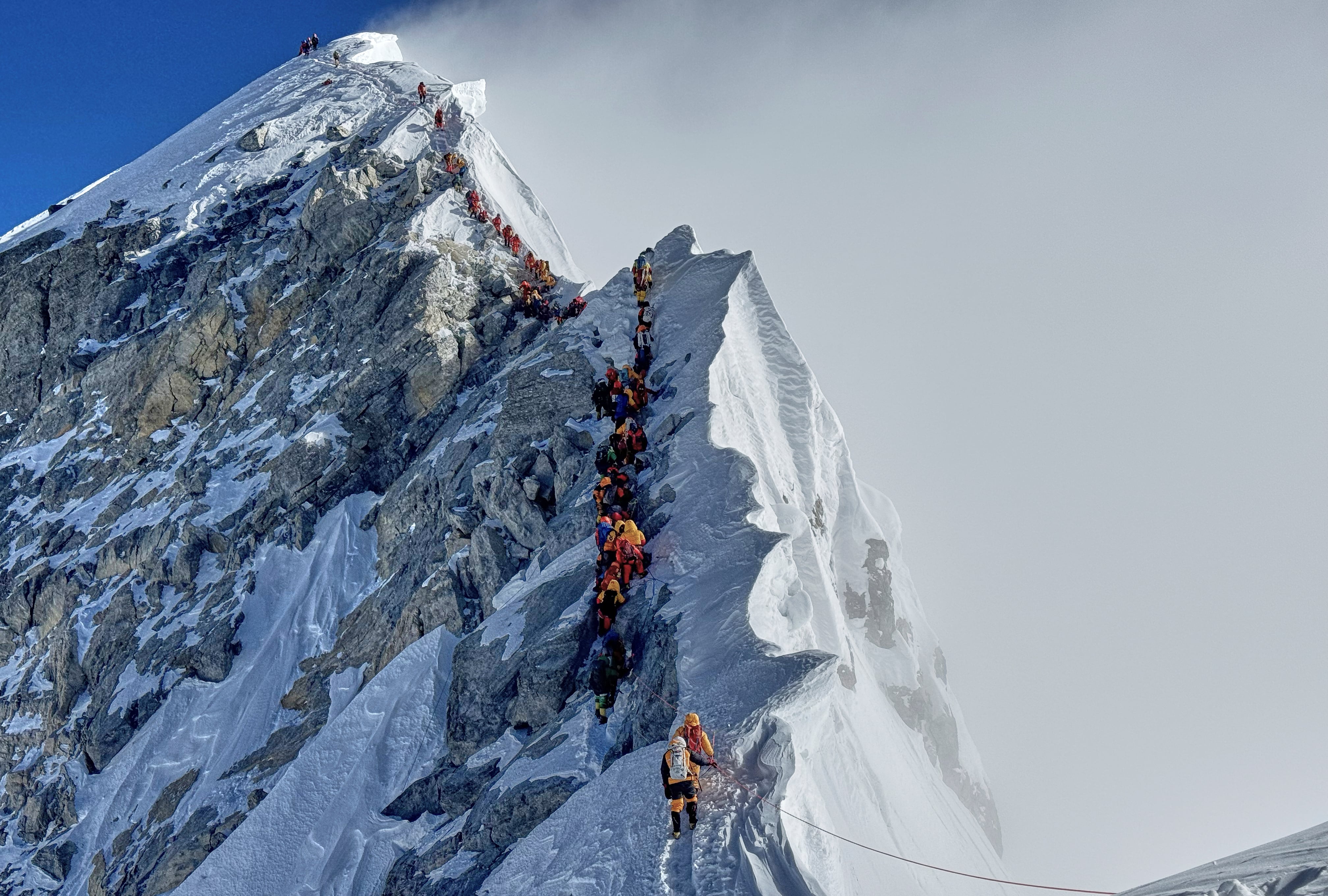 El Monte Everest, la cima más alta del mundo, atrae a miles de expedicionarios cada año por su dificultad extrema y su fama legendaria (AP Photo/Kunga Sherpa)
