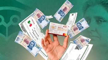 Una mano sostiene una tarjeta del Banco del Bienestar rodeada por billetes de quinientos pesos y documentos oficiales mexicanos.