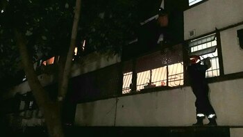 Personal de Bomberos intenta rescatar