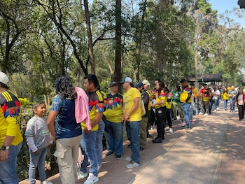 Aficionados americanistas ya se hacen presentes en los alrededores del Estadio Ciudad de los Deportes para presenciar la final entre Águilas y Rayadas (Luis Mote | Infobae)