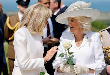 Brigitte Macron, primera dama de Francia, junto a la reina Camila. (LUDOVIC MARIN/REUTERS)