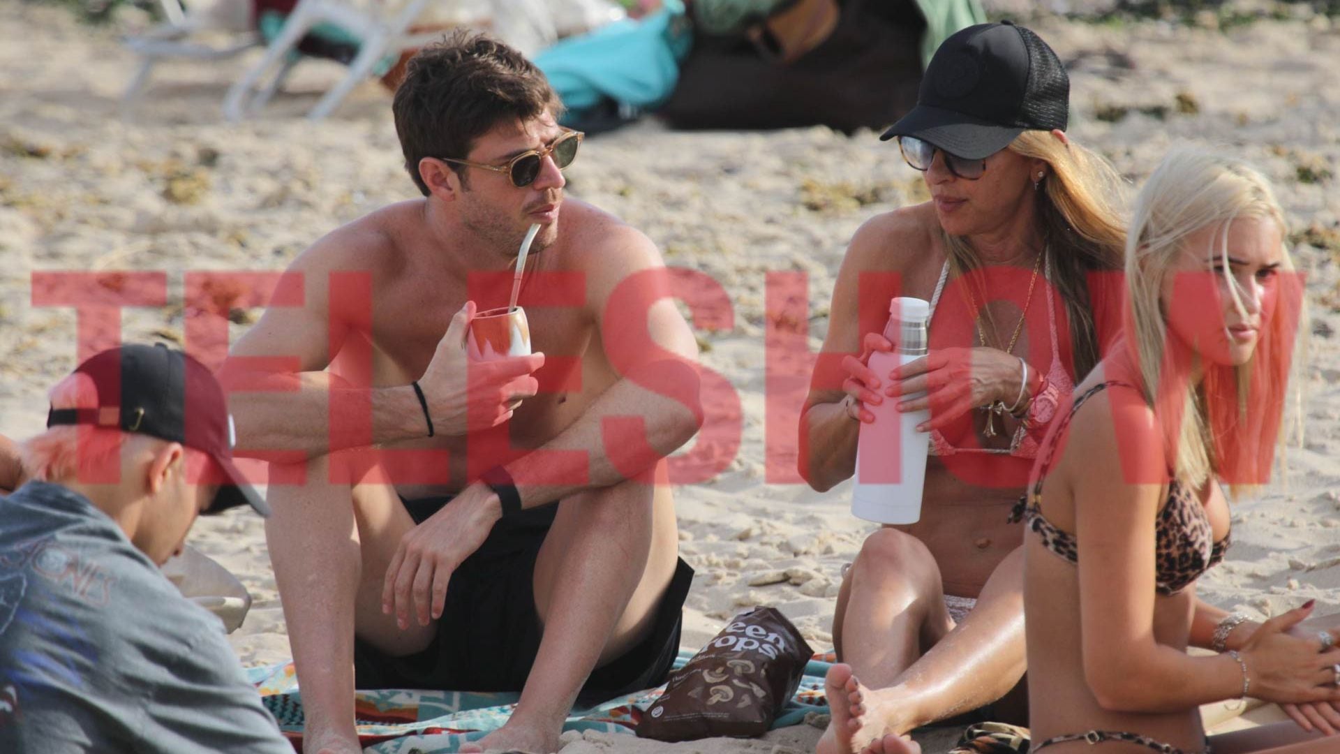 Lejos del bullicio mediático, la modelo y su acompañante aprovecharon a charlar sin limitaciones