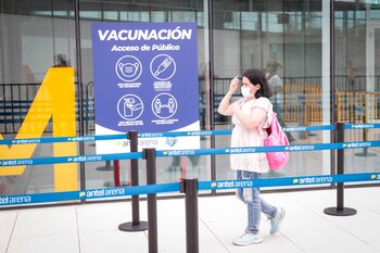 Una mujer acude a un centro de vacunación en Montevideo (Uruguay). EFE/Federico Anfitti/Archivo