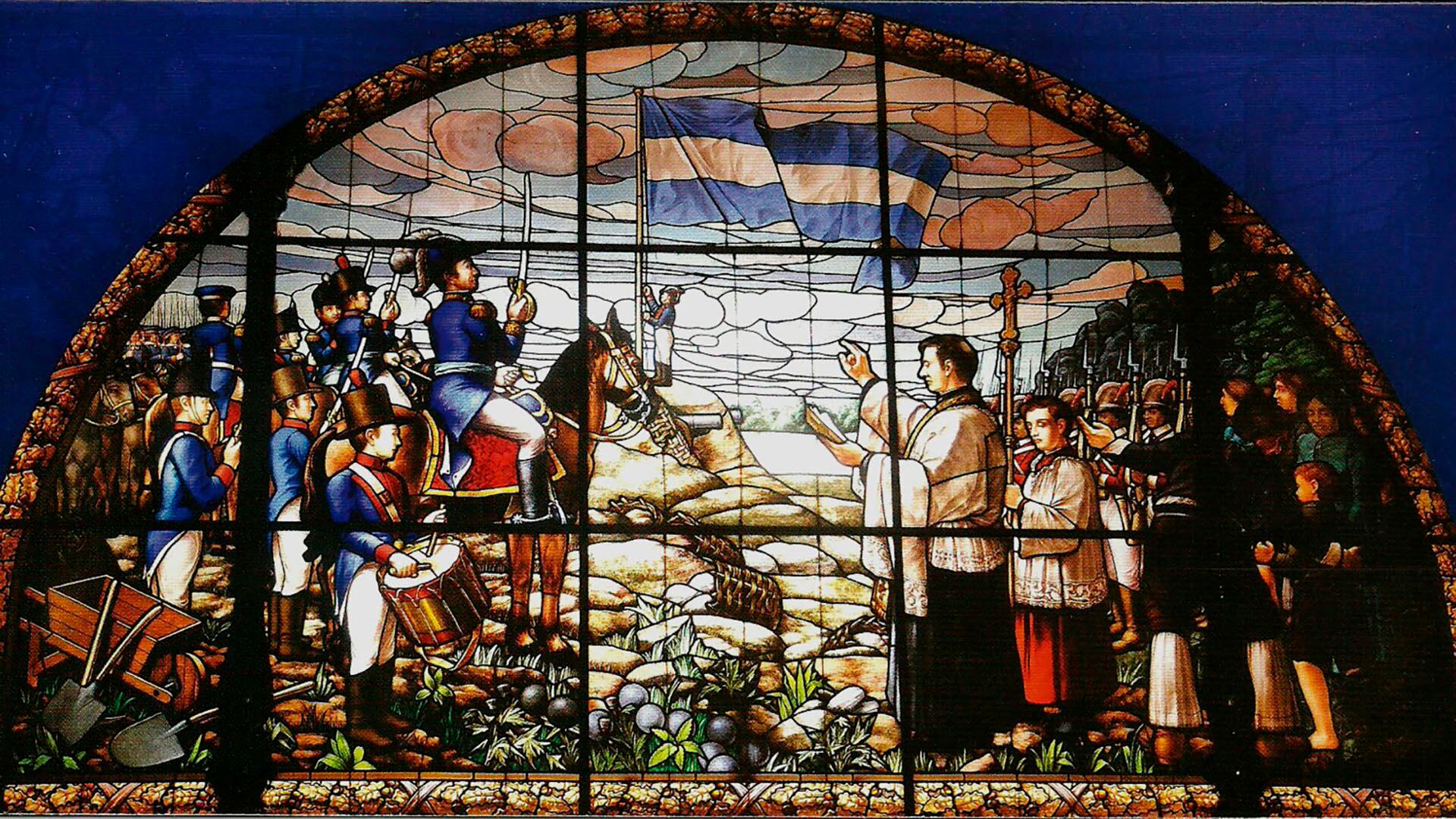 En la Catedral de Rosario, un vitral reproduce el momento del primer izamiento de la bandera. Abajo a la derecha hay una mujer: María Catalina Echevarría