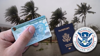 Una mano sostiene una tarjeta de residencia junto a un pasaporte de Estados Unidos y un sello sobre un fondo de palmeras azotadas por el viento.