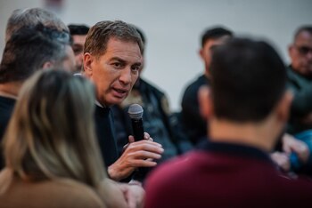 El precandidato a gobernador dialogó