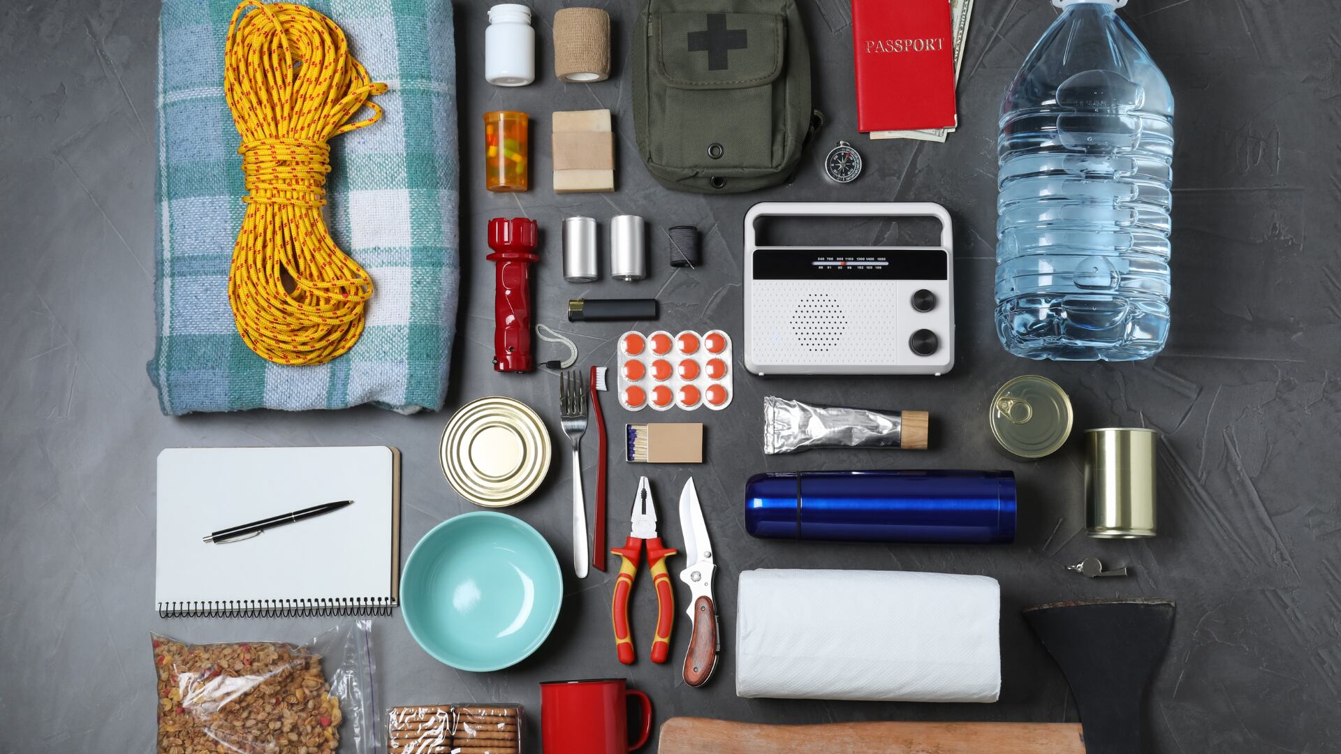 Tener un kit de emergencia preparado y participar en simulacros te ayudará a estar mejor preparado ante cualquier eventualidad - crédito Canva