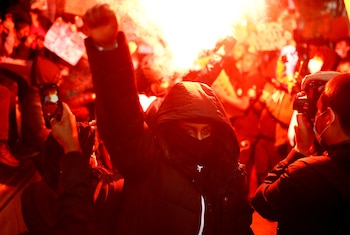 Una manifestante frente a un incendio durante una de las protestas que se registraron en el Reino Unido contra el racismo, tras la muerte de George Floyd a manos de la policía en EEUU (REUTERS/Henry Nicholls)