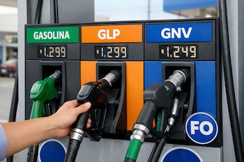 Surtidor de combustible muestra etiquetas 'GASOLINA', 'GLP', 'GNV' con precios '1.299', '1.299', '1.249'. Una mano sujeta la manguera de GLP. Hay un logo 'FO'.