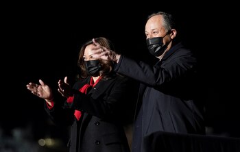 La vicepresidenta de Estados Unidos, Kamala Harris, y el segundo caballero, Doug Emhoff, llegan a la ceremonia de encendido del Árbol Nacional de Navidad en Washington, Estados Unidos, el 2 de diciembre de 2021. REUTERS/Kevin Lamarque