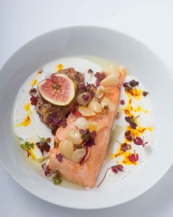 Trucha ahumada, almendras e higos