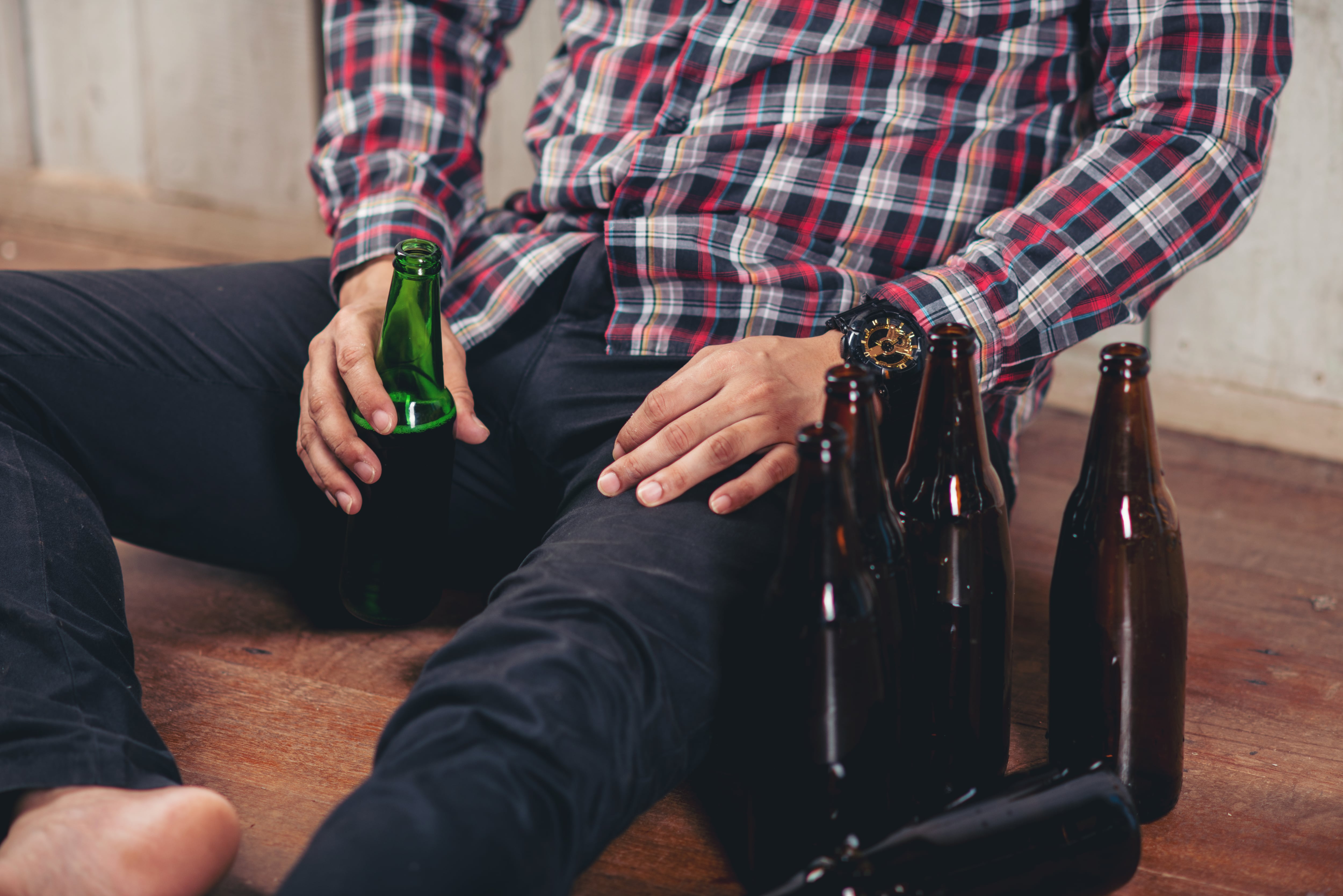 Los investigadores identificaron la Red de Atención Temporal y la Red Sensorimotora como claves en los problemas de atención y control motor asociados al trastorno por consumo de alcohol/ Freepik