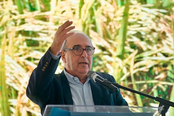 Fotografía cedida por la Presidencia de Uruguay que muestra al ministro de Ganadería, Agricultura y Pesca de Uruguay, Alfredo Fratti, hablando durante la inauguración oficial de la cosecha de arroz este martes, en el departamento de Rocha (Uruguay). EFE/ Presidencia de Uruguay