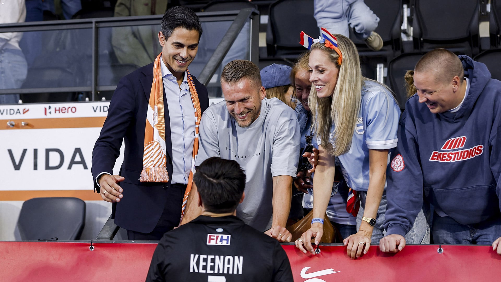 El primer ministro de Países Bajos, Rob Jetten, con la bufanda naranja, vio el partido de su novio, el argentino Nicolás Keenan en el Mundial de hockey sobre césped (Bas CZERWINSKI / ANP / AFP) /